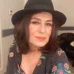 Nazan Kesal Instagram - ŞAPKAMDA YAĞMUR Şapkamda yağmur içli bir şarkı söylüyor Nasıl da söylüyor dudaklarıyla O hacı gökyüzünün yıldızları ötmüyor İşimiz artık ıslanmış horozlarla Küçük adımlarla inmiş şehrin batı kapısından Şaşırtmış annemi kocaman gözleriyle Uykusundan etmiş keçileri oğlakları Yollarda uygunsuz açık saçık yatan Ben bir gün bu kasabadan giderim Yağmur da benimle gelir mi bilmiyorum Şapkamda yağmur içli bir şarkı söylüyor Oturmuş şapkamda şarkıyı dinliyorum. Ergin Günçe ( 1938 - 1983 )🌹