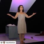 Nazan Kesal Instagram - #Repost @nasuhbektas with @use.repost ・・・ Kadına, doğumuyla birlikte hep bir çerçeve çizilmek isteniyor. Bedeni, giyimi, işi, düşüncesi, yaşam tarzı, ne söyleyeceği veya söyleyemeyeceği hep birileri tarafından birilenmek istiyor. Toplumlara ve ülkelere göre değişmekle birlikte kadınlar, bir taraftan yaşamlarını sürerken bir taraftan da bu çerçeveyi kırmakla uğraşıyorlar. İşte o çerçeveyi sonuna kadar zorlamış bir kadın Furuğ Ferruhzad, sadece ama sadece içinden şiir geliyor diye dışlanmış. Nazan Kesal, bu hikayeyi bizimle buluşturuyor. Özellikle oyun sonu, kadınlar sanki Nazan Kesal ile konuşmuyor, Furuğ Ferruhzad ile konuşuyormuş gibi duygu doluydular. Sanatın ve özellikle tiyatronun bu etkili anlatımı bazılarında rahatsız etmiyor değil. Hele sanatın o dik duruşu, işte oyun sonunda gerçek bir sanatçının verdiği mesaj “helal etmiyorum “ onları korkutmaya yetiyor. Teşekkürler @nazan_kesal 🙏🙏🙏🙏 Varolun @nasuhbektas 🙏🏻