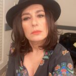 Nazan Kesal Instagram - ŞAPKAMDA YAĞMUR Şapkamda yağmur içli bir şarkı söylüyor Nasıl da söylüyor dudaklarıyla O hacı gökyüzünün yıldızları ötmüyor İşimiz artık ıslanmış horozlarla Küçük adımlarla inmiş şehrin batı kapısından Şaşırtmış annemi kocaman gözleriyle Uykusundan etmiş keçileri oğlakları Yollarda uygunsuz açık saçık yatan Ben bir gün bu kasabadan giderim Yağmur da benimle gelir mi bilmiyorum Şapkamda yağmur içli bir şarkı söylüyor Oturmuş şapkamda şarkıyı dinliyorum. Ergin Günçe ( 1938 - 1983 )🌹