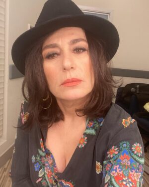 Nazan Kesal Instagram - ŞAPKAMDA YAĞMUR

 
Şapkamda yağmur içli bir şarkı söylüyor
Nasıl da söylüyor dudaklarıyla
O hacı gökyüzünün yıldızları ötmüyor
İşimiz artık ıslanmış horozlarla

Küçük adımlarla inmiş şehrin batı kapısından
Şaşırtmış annemi kocaman gözleriyle
Uykusundan etmiş keçileri oğlakları
Yollarda uygunsuz açık saçık yatan

Ben bir gün bu kasabadan giderim
Yağmur da benimle gelir mi bilmiyorum
Şapkamda yağmur içli bir şarkı söylüyor
Oturmuş şapkamda şarkıyı dinliyorum.

Ergin Günçe
( 1938 -  1983 )🌹
