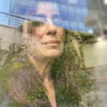 Nazan Kesal Instagram – #yansımalar
DENGE
Sizin alınız al inandım 
Sizin morunuz mor inandım 
Tanrınız büyük amenna 
Şiiriniz adamakıllı şiir 
Dumanı da caba 

Bütün ağaçlarla uyuşmuşum 
Kalabalık ha olmuş ha olmamış 
Sokaklarda yitirmiş cebimde bulmuşum 
Ama sokaklar şöyleymiş 
Ağaçlar böyleymiş 
Ama sizin adınız ne 
Benim dengemi bozmayınız 

Aşkım da değişebilir gerçeklerim de 
Pırıl pırıl dalgalı bir denize karşı 
Yangelmişim diz boyu sulara 
Hepinize iyiniyetle gülümsüyorum 
Hiçbirinizle dövüşemem 
Benim bir gizli bildiğim var 
Sizin alınız al inandım 
Morunuz mor inandım 
Ben tam kendime göre 
Ben tam dünyaya göre 
Ama sizin adınız ne 
Benim dengemi bozmayınız
Turgut Uyar❤️🙏🏻