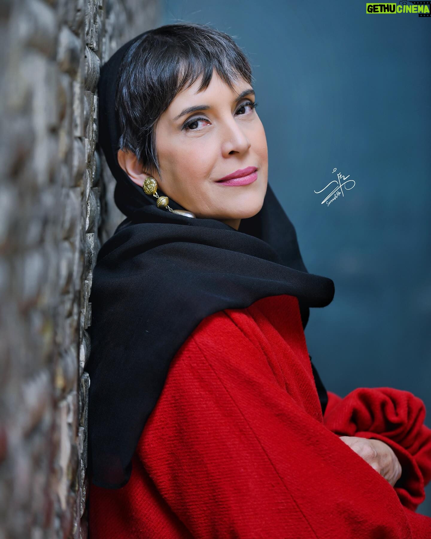 Nazanin Farahani - 8.1K Likes - روزی ما دوباره کبوتر های مان را پیدا خواهیم کرد
و مهربانی دست زیبایی را خواهد گرفت
روزی که کمترین سرود
بوسه است
و هر انسان
برای هر انسان
برادری است
روزی که دیگر درهای خانه شان را نمی بندند
قفل
افسانه یی ست
و قلب
برای زندگی بس است
…
و من آن روز را انتظار میکشم
حتا روزی
که دیگر
نباشم.
One day we will find our doves again
And kindness will hold the hand of beauty
The day when the smallest hymn is a kiss
And each is a brother to each
The day when they no longer close the doors
The lock is a myth
And the heart is enough for life
…
I will be waiting for that day
Even if
I
no longer
exist
عکس ها: @soroushmn_
#شعر #احمدشاملو
#زندگی#عشق #نور