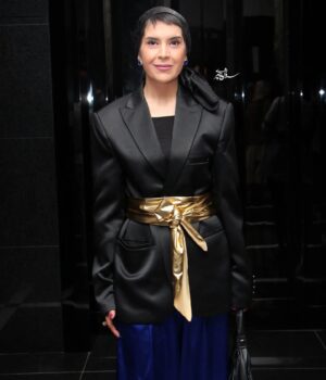 Nazanin Farahani Instagram - فیلم کوتاه شاید برای فیلمساز تمرین یا سکویی برای ساخت فیلم بلند باشد، اما مانند داستان کوتاه که  مستقل است و مهارتی می طلبد که شاید آن را از رمان هم سخت تر می کند، خود عرصه ای است قابل تامل. نمی دانم از میان فیلمسازان کوتاه چند نفر بنا دارند همیشه فیلمساز فیلم های کوتاه بمانند ولی نویسندگان بسیاری هرگز عرصه ی کوتاه نویسی را ترک نکردند. هر چه باشد حمایت ازین گروه از فیلمسازان حرکتی ست ارزشمند. 
اولین جشن اندیشکده ی مستقل به همت شهاب حسینی و موسسه ی فرهنگی هنری دی  برای حمایت از فیلم کوتاه به شایستگی برگزار شد. باشد که ادامه یابد این مسیر و راه هموار شود برای ورود مغزهای جوان به سینمایی که حالش خوش نیست 
#نازنین_فراهانی 
#شهاب_حسینی
استایل: مرجانه ترلانی 
@lunelry.design
عکس: سروش منوچهری، آرمین احمری