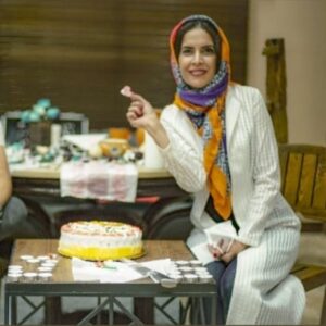 Nazanin Farahani Instagram - عکس فلوو هستش ولی من دوستش دارم. پایان فیلمبرداری یه فیلم بود که تحولی بزرگ بود واسه ی من. نه به واسطه ی این که اون فیلم اتفاق عجیبی بود یا من کار عجیبی کردم، نع . به این خاطر که من  چیزی رو فهمیدم که واسم مثل یه تولد دوباره بود. همیشه اتفاقات یه دلیل عمیق ترم دارن، گاهی می فهمیم و گاهی نع. این بارو من یه کم فهمیدم، و خیلی لذت داشت که از وسط یه به هم ریختگی یه چیزی پیدا کنی که بفهمی  همه ی اونا رو به هم ریختن که تو بگردی اونو پیدا کنی. 
مرسی از همه ی شما عشقایی که مثل همیشه عشق دادین و روز تولدم رو پر از نور کردین. رفقای ناب و خونواده ی عزیزم دوستتون دارم،  عاشقتونم و براتون نور و عشق آرزو می کنم ... ❤️❤️❤️
در نور باشید  و بمانید 💫💫💫💫
#نازنین_فراهانی
#عشق
#تولد 
#love 
#birthday