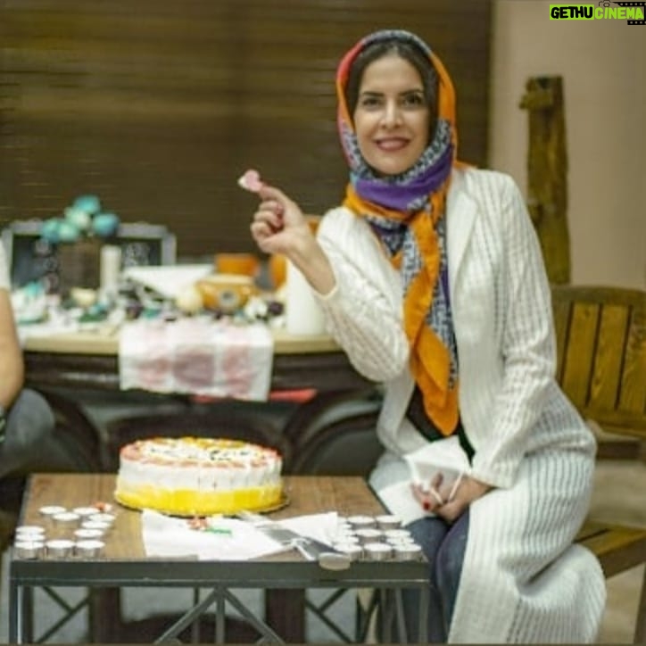 Nazanin Farahani - 2K Likes - عکس فلوو هستش ولی من دوستش دارم. پایان فیلمبرداری یه فیلم بود که تحولی بزرگ بود واسه ی من. نه به واسطه ی این که اون فیلم اتفاق عجیبی بود یا من کار عجیبی کردم، نع . به این خاطر که من چیزی رو فهمیدم که واسم مثل یه تولد دوباره بود. همیشه اتفاقات یه دلیل عمیق ترم دارن، گاهی می فهمیم و گاهی نع. این بارو من یه کم فهمیدم، و خیلی لذت داشت که از وسط یه به هم ریختگی یه چیزی پیدا کنی که بفهمی همه ی اونا رو به هم ریختن که تو بگردی اونو پیدا کنی.
مرسی از همه ی شما عشقایی که مثل همیشه عشق دادین و روز تولدم رو پر از نور کردین. رفقای ناب و خونواده ی عزیزم دوستتون دارم، عاشقتونم و براتون نور و عشق آرزو می کنم ... ❤️❤️❤️
در نور باشید و بمانید 💫💫💫💫
#نازنین_فراهانی
#عشق
#تولد
#love
#birthday