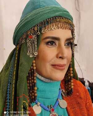 Nazanin Farahani Instagram - سریال مستورران
کارگردان # سید جمال سید حاتمی 
#مستوران 
#نازنین_فراهانی 
#سیدجمال_سیدحاتمی
گریم: #احسان_روناسی
پ.ن: باور کن