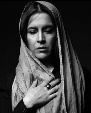 Nazanin Farahani Instagram - گفتی که مستت می کنم
پر زانچه هــستت می کنم
گـــفتم چـــگونه از کجا؟
گفتی که تا گـفتی خودآ
گفتی که درمــانت دهم
بر هـــــجر پـایـانت دهم
گفتم کجا،کی خواهد این؟
گفتی صـــبوری باید این
عاشقتونم. عاشقتونم. عاشقتونم ❤️❤️❤️
#tbt
#عشق
#شعر
#مولانا 
#باعشق_جهان_را_تغییر_دهیم 
#نازنبن_فراهانی