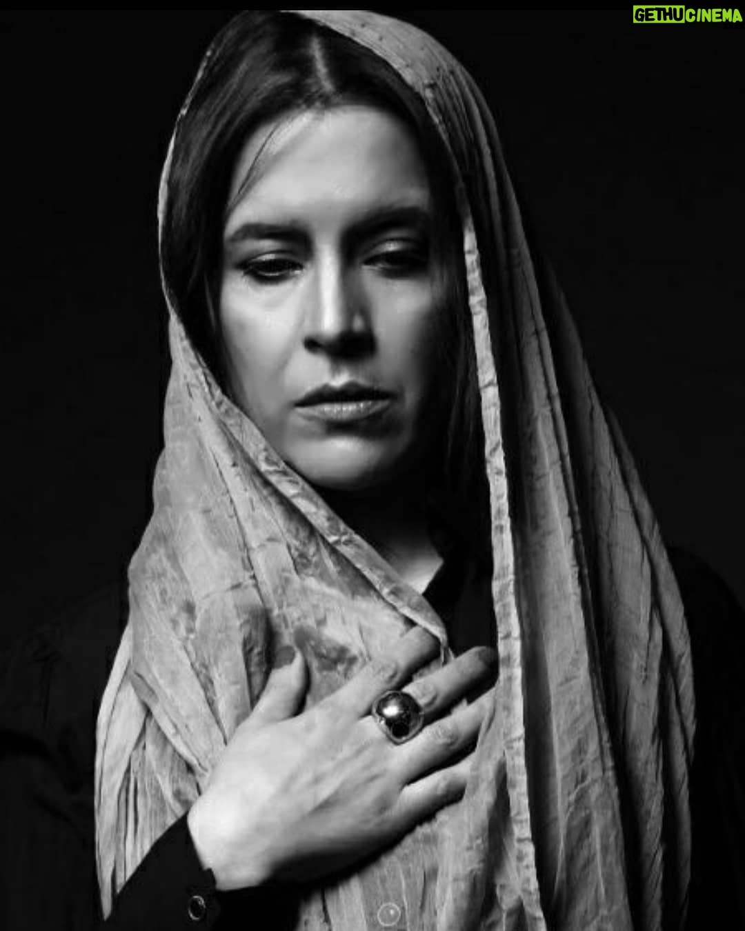 Nazanin Farahani - 1.5K Likes - گفتی که مستت می کنم
پر زانچه هــستت می کنم
گـــفتم چـــگونه از کجا؟
گفتی که تا گـفتی خودآ
گفتی که درمــانت دهم
بر هـــــجر پـایـانت دهم
گفتم کجا،کی خواهد این؟
گفتی صـــبوری باید این
عاشقتونم. عاشقتونم. عاشقتونم ❤️❤️❤️
#tbt
#عشق
#شعر
#مولانا
#باعشق_جهان_را_تغییر_دهیم
#نازنبن_فراهانی