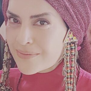 Nazanin Farahani Instagram - عیبی ندارد اگر حالت خوش نیست، غم امتداد طبیعی شادی ست و آرامش امتداد طبیعی اشک. غم و شادی و این است زندگی . عیبی ندارد اگر حالت خوش نیست، می توانی فریاد بزنی، دیوانگی کنی،  اما در انتها اگر توانستی یادت بیاید که چیزهایی هستند که ارزش شادمانی دارند. من این را زمانی فهمیدم که ترسیدم کسانی را که دوستشان دارم از دست بدهم. در امتداد درد دانستم که بودنشان بهانه ی همیشگی ام برای خندیدن است و گفتن سپاسگزارم. 
عاشقتونم ❤️
در نور باشید 💫
#عشق 
#باعشق_جهان_را_تغییر_دهیم 
#زندگی
#خال_خوب
#نور
#مستوران
#love #smile
İt's ok if you're not ok