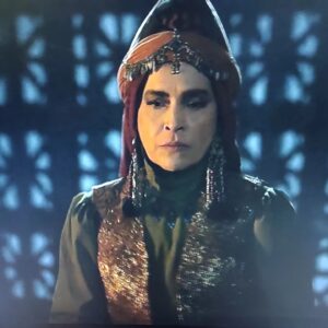 Nazanin Farahani Instagram - لطیفه از عشق من به او, در روایتی که خواندم جان گرفت، دوستش داشتم ، همه ی بالا و پایین هایش را، همه ی شیرینی و ساده گی اش را، جنون و تلخی هایش را، عشق دیوانه وارش به فرزند و همسرش، مهربانی اش و هر چه بر او رخ داد که سخت ترش می کرد در تعهدم به او. سالی را با تو زیست کردم و دوستت داشتم چون فرزندی. لطیفه تمام شد. خداحافظ مستوران و مستورانیان. 
سپاس از سیدجمال سید حاتمی کارگردان عزیز که بار دیگر به من اطمینان کرد و  این نقش زیبا را به من سپرد و  دستیار کارگردان و انتخاب بازیگر حمیده مقدسی که گام اول را او برداشت و سپاس از آقای مسعود آب پرور عزیز کارگردان محترم مستوران . سپاس از تهیه کننده ی محترم عطا پناهی، سپاس از نویسندگان جوان مستوران یزدان کاظمی و فائزه یارمحمدی که خلق کردند لطیفه را و مستوران را. سپاس از تصویربردار خوش ذوق مسلم تهرانی برای قاب های خوش نقش و نگارش، مرتضی پور حیدری برای شهرم و خانه ام، ژاله خانوم زکی زاده برای لباس های زیبایم، احسان روناسی برای گریم .میثم یاردیلو صدابردار عزیز ما. عماد خدابخش و حسن حسندوست تدوین، حسین قورچیان صدا گذار ، سپاس از علی سینارضانیا که هر بار لطیفه را دیدیم دردش را با نوای غم انگیزی همراهی کرد. سپاس از گروه کارگردانی و سپاس از تک تک یارانم در این گروه از روز آغاز تا پایان.  تمام گروه ها که نام بردن تک تک عزیزانم میسر نیست و سپاس ویژه از بازیگران عزیزی که درخشیدند و من کنارشان لذت بردم از این همکاری. دوستتان دارم. بدرخشید تا همیشه 
@seyedhatami 
@masoud_abparvar 
@moslemtehrani 
@morteza_pourheidari 
@jale_zakizadeh 
@meysam_yardilou_sound
@ehsan_ronasi 
@yazdan_kazemi
@_faeze_s
@attapanahi
@hosseinghoorchian
@alisinarezania