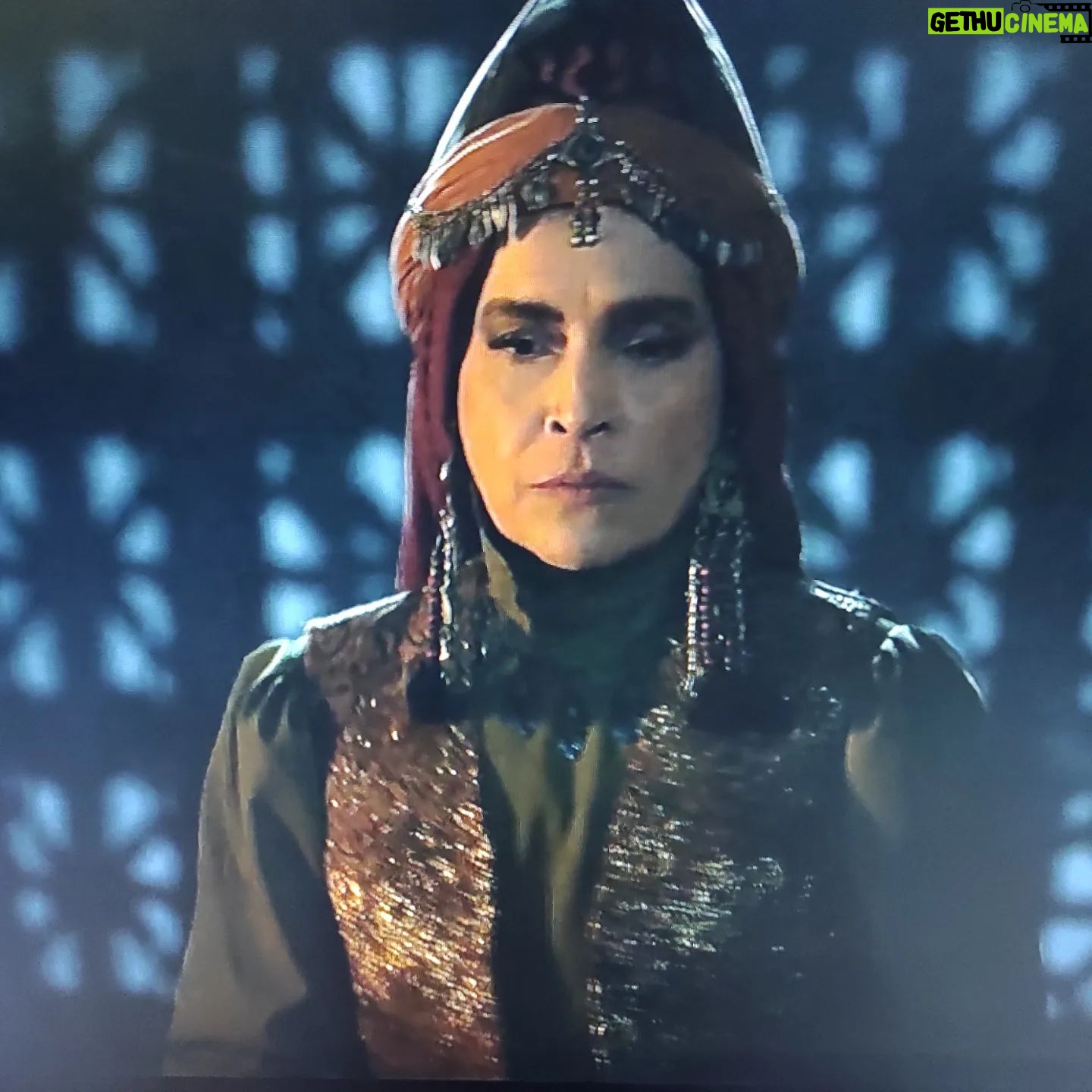 Nazanin Farahani - 1.5K Likes - لطیفه از عشق من به او, در روایتی که خواندم جان گرفت، دوستش داشتم ، همه ی بالا و پایین هایش را، همه ی شیرینی و ساده گی اش را، جنون و تلخی هایش را، عشق دیوانه وارش به فرزند و همسرش، مهربانی اش و هر چه بر او رخ داد که سخت ترش می کرد در تعهدم به او. سالی را با تو زیست کردم و دوستت داشتم چون فرزندی. لطیفه تمام شد. خداحافظ مستوران و مستورانیان.
سپاس از سیدجمال سید حاتمی کارگردان عزیز که بار دیگر به من اطمینان کرد و این نقش زیبا را به من سپرد و دستیار کارگردان و انتخاب بازیگر حمیده مقدسی که گام اول را او برداشت و سپاس از آقای مسعود آب پرور عزیز کارگردان محترم مستوران . سپاس از تهیه کننده ی محترم عطا پناهی، سپاس از نویسندگان جوان مستوران یزدان کاظمی و فائزه یارمحمدی که خلق کردند لطیفه را و مستوران را. سپاس از تصویربردار خوش ذوق مسلم تهرانی برای قاب های خوش نقش و نگارش، مرتضی پور حیدری برای شهرم و خانه ام، ژاله خانوم زکی زاده برای لباس های زیبایم، احسان روناسی برای گریم .میثم یاردیلو صدابردار عزیز ما. عماد خدابخش و حسن حسندوست تدوین، حسین قورچیان صدا گذار ، سپاس از علی سینارضانیا که هر بار لطیفه را دیدیم دردش را با نوای غم انگیزی همراهی کرد. سپاس از گروه کارگردانی و سپاس از تک تک یارانم در این گروه از روز آغاز تا پایان. تمام گروه ها که نام بردن تک تک عزیزانم میسر نیست و سپاس ویژه از بازیگران عزیزی که درخشیدند و من کنارشان لذت بردم از این همکاری. دوستتان دارم. بدرخشید تا همیشه
@seyedhatami
@masoud_abparvar
@moslemtehrani
@morteza_pourheidari
@jale_zakizadeh
@meysam_yardilou_sound
@ehsan_ronasi
@yazdan_kazemi
@_faeze_s
@attapanahi
@hosseinghoorchian
@alisinarezania