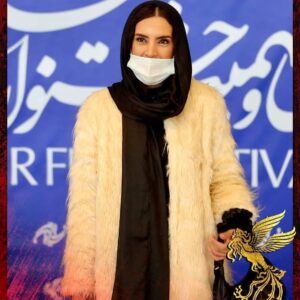 Nazanin Farahani Instagram - عکس هایی که هنرمندان عکاس در فوتوکال فیلم مصلحت ثبت کردند. دوست داشتم در دیوار خودم باشد و بماند از من. 
و نیز بهانه ای باشد که به دوستانم، خانواده ام و تمام کسانی که با عشقشان شگفت زده ام کردند و  به من عشق دادند بگویم چه قدر قدردانتان هستم., چه قدر عاشقم بر شما بیش تر از پیش . پروردگارا شکر بابت این همه عشق 
در نور باشید و بمانید 
#باعشق_جهان_را_تغییر_دهیم 
#نازنین_فراهانی 
#عشق