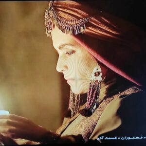Nazanin Farahani Instagram - لطیفه از عشق من به او, در روایتی که خواندم جان گرفت، دوستش داشتم ، همه ی بالا و پایین هایش را، همه ی شیرینی و ساده گی اش را، جنون و تلخی هایش را، عشق دیوانه وارش به فرزند و همسرش، مهربانی اش و هر چه بر او رخ داد که سخت ترش می کرد در تعهدم به او. سالی را با تو زیست کردم و دوستت داشتم چون فرزندی. لطیفه تمام شد. خداحافظ مستوران و مستورانیان. 
سپاس از سیدجمال سید حاتمی کارگردان عزیز که بار دیگر به من اطمینان کرد و  این نقش زیبا را به من سپرد و  دستیار کارگردان و انتخاب بازیگر حمیده مقدسی که گام اول را او برداشت و سپاس از آقای مسعود آب پرور عزیز کارگردان محترم مستوران . سپاس از تهیه کننده ی محترم عطا پناهی، سپاس از نویسندگان جوان مستوران یزدان کاظمی و فائزه یارمحمدی که خلق کردند لطیفه را و مستوران را. سپاس از تصویربردار خوش ذوق مسلم تهرانی برای قاب های خوش نقش و نگارش، مرتضی پور حیدری برای شهرم و خانه ام، ژاله خانوم زکی زاده برای لباس های زیبایم، احسان روناسی برای گریم .میثم یاردیلو صدابردار عزیز ما. عماد خدابخش و حسن حسندوست تدوین، حسین قورچیان صدا گذار ، سپاس از علی سینارضانیا که هر بار لطیفه را دیدیم دردش را با نوای غم انگیزی همراهی کرد. سپاس از گروه کارگردانی و سپاس از تک تک یارانم در این گروه از روز آغاز تا پایان.  تمام گروه ها که نام بردن تک تک عزیزانم میسر نیست و سپاس ویژه از بازیگران عزیزی که درخشیدند و من کنارشان لذت بردم از این همکاری. دوستتان دارم. بدرخشید تا همیشه 
@seyedhatami 
@masoud_abparvar 
@moslemtehrani 
@morteza_pourheidari 
@jale_zakizadeh 
@meysam_yardilou_sound
@ehsan_ronasi 
@yazdan_kazemi
@_faeze_s
@attapanahi
@hosseinghoorchian
@alisinarezania