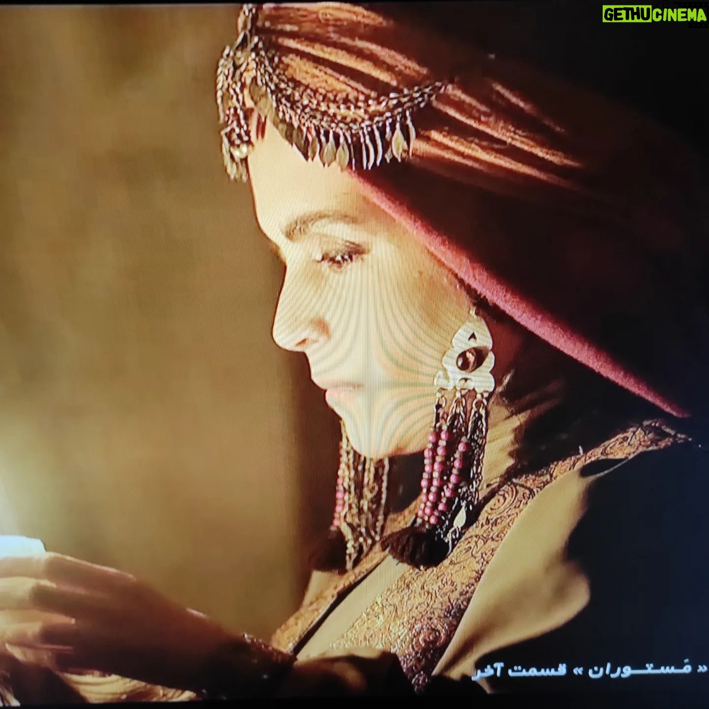 Nazanin Farahani - 1.5K Likes - لطیفه از عشق من به او, در روایتی که خواندم جان گرفت، دوستش داشتم ، همه ی بالا و پایین هایش را، همه ی شیرینی و ساده گی اش را، جنون و تلخی هایش را، عشق دیوانه وارش به فرزند و همسرش، مهربانی اش و هر چه بر او رخ داد که سخت ترش می کرد در تعهدم به او. سالی را با تو زیست کردم و دوستت داشتم چون فرزندی. لطیفه تمام شد. خداحافظ مستوران و مستورانیان.
سپاس از سیدجمال سید حاتمی کارگردان عزیز که بار دیگر به من اطمینان کرد و این نقش زیبا را به من سپرد و دستیار کارگردان و انتخاب بازیگر حمیده مقدسی که گام اول را او برداشت و سپاس از آقای مسعود آب پرور عزیز کارگردان محترم مستوران . سپاس از تهیه کننده ی محترم عطا پناهی، سپاس از نویسندگان جوان مستوران یزدان کاظمی و فائزه یارمحمدی که خلق کردند لطیفه را و مستوران را. سپاس از تصویربردار خوش ذوق مسلم تهرانی برای قاب های خوش نقش و نگارش، مرتضی پور حیدری برای شهرم و خانه ام، ژاله خانوم زکی زاده برای لباس های زیبایم، احسان روناسی برای گریم .میثم یاردیلو صدابردار عزیز ما. عماد خدابخش و حسن حسندوست تدوین، حسین قورچیان صدا گذار ، سپاس از علی سینارضانیا که هر بار لطیفه را دیدیم دردش را با نوای غم انگیزی همراهی کرد. سپاس از گروه کارگردانی و سپاس از تک تک یارانم در این گروه از روز آغاز تا پایان. تمام گروه ها که نام بردن تک تک عزیزانم میسر نیست و سپاس ویژه از بازیگران عزیزی که درخشیدند و من کنارشان لذت بردم از این همکاری. دوستتان دارم. بدرخشید تا همیشه
@seyedhatami
@masoud_abparvar
@moslemtehrani
@morteza_pourheidari
@jale_zakizadeh
@meysam_yardilou_sound
@ehsan_ronasi
@yazdan_kazemi
@_faeze_s
@attapanahi
@hosseinghoorchian
@alisinarezania