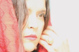 Nazanin Farahani Instagram - این روزها حس می کنم، همه چیز یه جوریه،  البته که اینجا همیشه یه جوریه، یه جوری که با همه جای دنیا فرق داره، ولی فکر می کنم یه انرژی عجیبی، جریان داره، شایدم انرژی های هزاره ها داره هی پرتمون‌می کنه این ور و اون ور که یه تکونی به خودمون بدیم. پشتِ همه ی اتفاق ها رو ببینیم، سایه هامون رو ببینیم و بریم تو دل تاریکی مون. ببینیمش. ببینیمش و فرار نکنیم. نترسیم. شاید اتفاق بهتری افتاد. نور درونمون رو پیدا کردیم. شاید انسان تر بیرون اومدیم. شاید جمعیت بهتری شدیم. شاید درک بهتری پیدا کردیم. شاید درک بهتری پیدا کردم. امیدوارم
ما همیشه امیدوارم بودیم. من همیشه امیدوارم. شاید جای فقط امیدوار بودن یه کاری هم‌کردیم
عکس: @barzix.dix
#زندگی 
#امید 
#سایه 
#نوروز