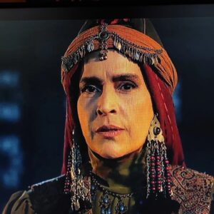 Nazanin Farahani Instagram - لطیفه از عشق من به او, در روایتی که خواندم جان گرفت، دوستش داشتم ، همه ی بالا و پایین هایش را، همه ی شیرینی و ساده گی اش را، جنون و تلخی هایش را، عشق دیوانه وارش به فرزند و همسرش، مهربانی اش و هر چه بر او رخ داد که سخت ترش می کرد در تعهدم به او. سالی را با تو زیست کردم و دوستت داشتم چون فرزندی. لطیفه تمام شد. خداحافظ مستوران و مستورانیان. 
سپاس از سیدجمال سید حاتمی کارگردان عزیز که بار دیگر به من اطمینان کرد و  این نقش زیبا را به من سپرد و  دستیار کارگردان و انتخاب بازیگر حمیده مقدسی که گام اول را او برداشت و سپاس از آقای مسعود آب پرور عزیز کارگردان محترم مستوران . سپاس از تهیه کننده ی محترم عطا پناهی، سپاس از نویسندگان جوان مستوران یزدان کاظمی و فائزه یارمحمدی که خلق کردند لطیفه را و مستوران را. سپاس از تصویربردار خوش ذوق مسلم تهرانی برای قاب های خوش نقش و نگارش، مرتضی پور حیدری برای شهرم و خانه ام، ژاله خانوم زکی زاده برای لباس های زیبایم، احسان روناسی برای گریم .میثم یاردیلو صدابردار عزیز ما. عماد خدابخش و حسن حسندوست تدوین، حسین قورچیان صدا گذار ، سپاس از علی سینارضانیا که هر بار لطیفه را دیدیم دردش را با نوای غم انگیزی همراهی کرد. سپاس از گروه کارگردانی و سپاس از تک تک یارانم در این گروه از روز آغاز تا پایان.  تمام گروه ها که نام بردن تک تک عزیزانم میسر نیست و سپاس ویژه از بازیگران عزیزی که درخشیدند و من کنارشان لذت بردم از این همکاری. دوستتان دارم. بدرخشید تا همیشه 
@seyedhatami 
@masoud_abparvar 
@moslemtehrani 
@morteza_pourheidari 
@jale_zakizadeh 
@meysam_yardilou_sound
@ehsan_ronasi 
@yazdan_kazemi
@_faeze_s
@attapanahi
@hosseinghoorchian
@alisinarezania
