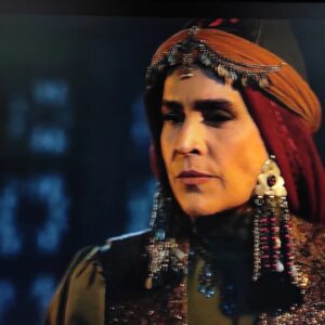 Nazanin Farahani Instagram - لطیفه از عشق من به او, در روایتی که خواندم جان گرفت، دوستش داشتم ، همه ی بالا و پایین هایش را، همه ی شیرینی و ساده گی اش را، جنون و تلخی هایش را، عشق دیوانه وارش به فرزند و همسرش، مهربانی اش و هر چه بر او رخ داد که سخت ترش می کرد در تعهدم به او. سالی را با تو زیست کردم و دوستت داشتم چون فرزندی. لطیفه تمام شد. خداحافظ مستوران و مستورانیان. 
سپاس از سیدجمال سید حاتمی کارگردان عزیز که بار دیگر به من اطمینان کرد و  این نقش زیبا را به من سپرد و  دستیار کارگردان و انتخاب بازیگر حمیده مقدسی که گام اول را او برداشت و سپاس از آقای مسعود آب پرور عزیز کارگردان محترم مستوران . سپاس از تهیه کننده ی محترم عطا پناهی، سپاس از نویسندگان جوان مستوران یزدان کاظمی و فائزه یارمحمدی که خلق کردند لطیفه را و مستوران را. سپاس از تصویربردار خوش ذوق مسلم تهرانی برای قاب های خوش نقش و نگارش، مرتضی پور حیدری برای شهرم و خانه ام، ژاله خانوم زکی زاده برای لباس های زیبایم، احسان روناسی برای گریم .میثم یاردیلو صدابردار عزیز ما. عماد خدابخش و حسن حسندوست تدوین، حسین قورچیان صدا گذار ، سپاس از علی سینارضانیا که هر بار لطیفه را دیدیم دردش را با نوای غم انگیزی همراهی کرد. سپاس از گروه کارگردانی و سپاس از تک تک یارانم در این گروه از روز آغاز تا پایان.  تمام گروه ها که نام بردن تک تک عزیزانم میسر نیست و سپاس ویژه از بازیگران عزیزی که درخشیدند و من کنارشان لذت بردم از این همکاری. دوستتان دارم. بدرخشید تا همیشه 
@seyedhatami 
@masoud_abparvar 
@moslemtehrani 
@morteza_pourheidari 
@jale_zakizadeh 
@meysam_yardilou_sound
@ehsan_ronasi 
@yazdan_kazemi
@_faeze_s
@attapanahi
@hosseinghoorchian
@alisinarezania