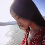 Nazbiike Aidarova Instagram - Можно лежать на мосту и смотреть, как течет вода. Или бегать, или бродить по болоту в красных сапожках, или же свернуться клубочком и слушать, как дождь стучит по крыше. Быть счастливой очень легко. Туве Янссон