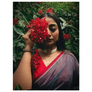 Nazia Haque Orsha Instagram - She acts like summer, walks like rain 💚🏵️