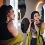Nazifa Tushi Instagram - কলি কলি ফুল ফুটেছে নীল-কালো আর সাদা আরে কোন ফুলেতে কেষ্ট আছে, কোন ফুলেতে রাধা🖤 . . . Wearing @festivibe.official Makeover @luxemedispa 📸 @drirho07