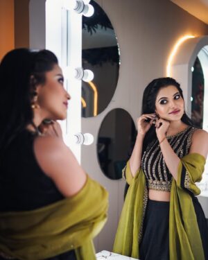 Nazifa Tushi Instagram - কলি কলি ফুল ফুটেছে নীল-কালো আর সাদা
আরে কোন ফুলেতে কেষ্ট আছে, কোন ফুলেতে রাধা🖤
.
.
.
Wearing @festivibe.official 
Makeover @luxemedispa 
📸 @drirho07