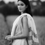 Nazifa Tushi Instagram - ‘এর নাম ধানসিঁড়ি বুঝি?’ মাছরাঙাদের বললাম; গভীর মেয়েটি এসে দিয়েছিলো নাম। আজো আমি মেয়েটিকে খুঁজি; 📸 @saj.jpeg
