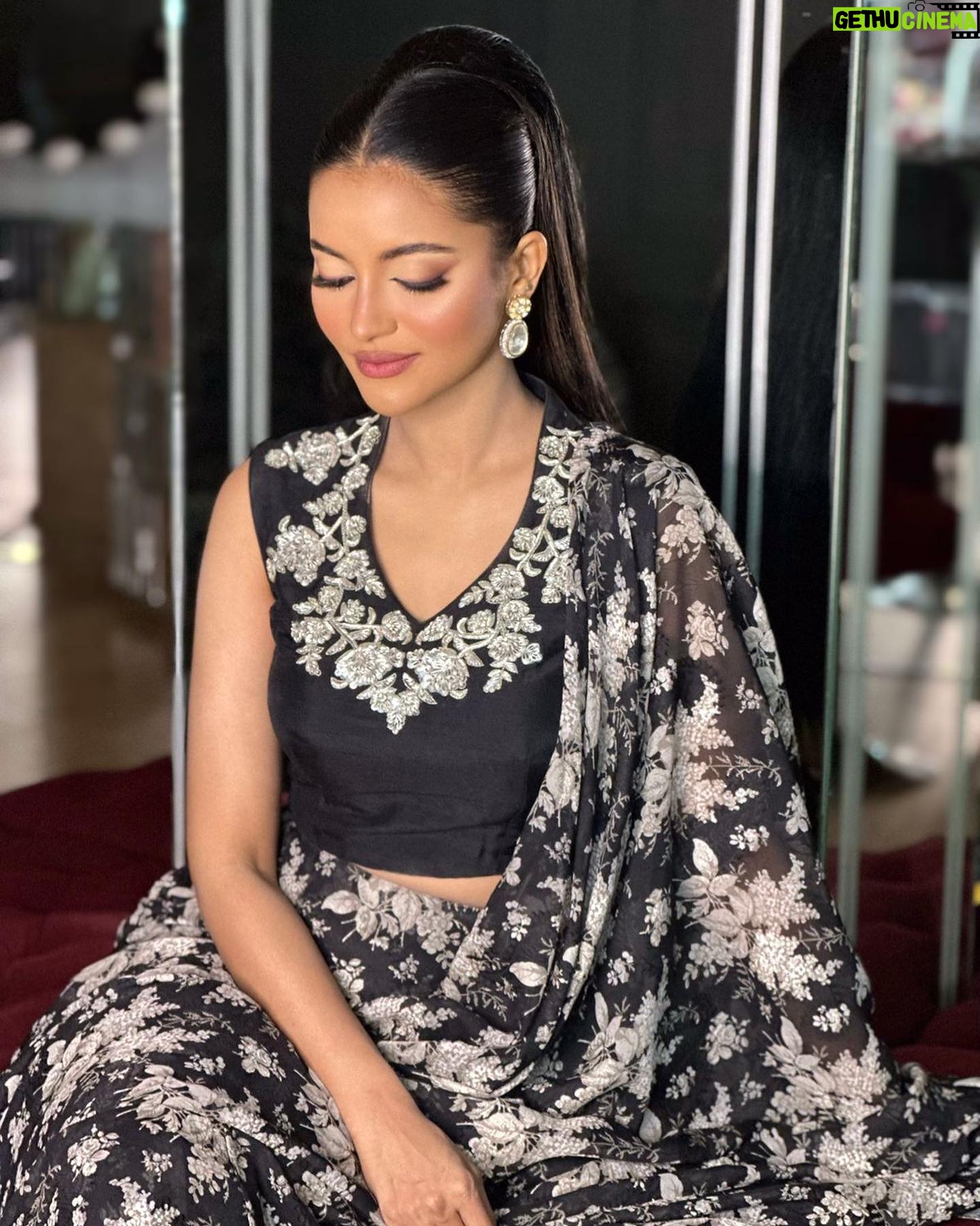 Nazifa Tushi Instagram - “Let your uniqueness shine and illuminate the world. ✨🖤 . . . . Wearing @festivibe.official @zahidkhanbridalmakeover 📸 @mh_bipu