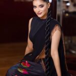 Nazifa Tushi Instagram – Meril Prothomalo award night 🖤

Thanks @manas.scentofearth @zahidkhanbridalmakeover 🖤