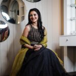 Nazifa Tushi Instagram - কলি কলি ফুল ফুটেছে নীল-কালো আর সাদা আরে কোন ফুলেতে কেষ্ট আছে, কোন ফুলেতে রাধা🖤 . . . Wearing @festivibe.official Makeover @luxemedispa 📸 @drirho07