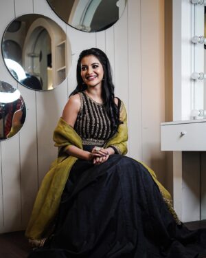 Nazifa Tushi Instagram - কলি কলি ফুল ফুটেছে নীল-কালো আর সাদা
আরে কোন ফুলেতে কেষ্ট আছে, কোন ফুলেতে রাধা🖤
.
.
.
Wearing @festivibe.official 
Makeover @luxemedispa 
📸 @drirho07