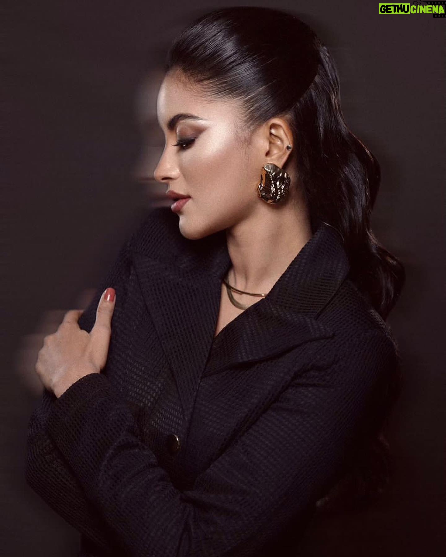 Nazifa Tushi Instagram - @zahidkhanbridalmakeover Wearing @muktaofficial 🖤