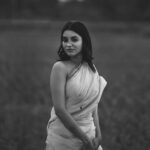 Nazifa Tushi Instagram - ‘এর নাম ধানসিঁড়ি বুঝি?’ মাছরাঙাদের বললাম; গভীর মেয়েটি এসে দিয়েছিলো নাম। আজো আমি মেয়েটিকে খুঁজি; 📸 @saj.jpeg