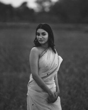 Nazifa Tushi Instagram - ‘এর নাম ধানসিঁড়ি বুঝি?’
মাছরাঙাদের বললাম;
গভীর মেয়েটি এসে দিয়েছিলো নাম।
আজো আমি মেয়েটিকে খুঁজি;
📸 @saj.jpeg