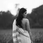 Nazifa Tushi Instagram - ‘এর নাম ধানসিঁড়ি বুঝি?’ মাছরাঙাদের বললাম; গভীর মেয়েটি এসে দিয়েছিলো নাম। আজো আমি মেয়েটিকে খুঁজি; 📸 @saj.jpeg
