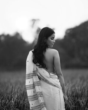 Nazifa Tushi Instagram - ‘এর নাম ধানসিঁড়ি বুঝি?’
মাছরাঙাদের বললাম;
গভীর মেয়েটি এসে দিয়েছিলো নাম।
আজো আমি মেয়েটিকে খুঁজি;
📸 @saj.jpeg