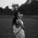 Nazifa Tushi Instagram - ‘এর নাম ধানসিঁড়ি বুঝি?’ মাছরাঙাদের বললাম; গভীর মেয়েটি এসে দিয়েছিলো নাম। আজো আমি মেয়েটিকে খুঁজি; 📸 @saj.jpeg