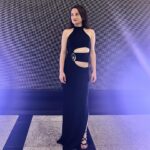 Nazlı Bulum Instagram - Bu özel gecede ödül takdim etmek çok kıymetliydi, nice 25 yıllara! @sadrialisikodulleri Elbisem tabiiiii ki @violaandvesper size bayılıyorum teşekkür ederim 🖤 @talentco.tr the team 💫