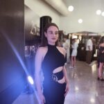 Nazlı Bulum Instagram - Bu özel gecede ödül takdim etmek çok kıymetliydi, nice 25 yıllara! @sadrialisikodulleri Elbisem tabiiiii ki @violaandvesper size bayılıyorum teşekkür ederim 🖤 @talentco.tr the team 💫