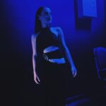 Nazlı Bulum Instagram - Bu özel gecede ödül takdim etmek çok kıymetliydi, nice 25 yıllara! @sadrialisikodulleri Elbisem tabiiiii ki @violaandvesper size bayılıyorum teşekkür ederim 🖤 @talentco.tr the team 💫