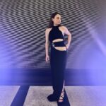 Nazlı Bulum Instagram - Bu özel gecede ödül takdim etmek çok kıymetliydi, nice 25 yıllara! @sadrialisikodulleri Elbisem tabiiiii ki @violaandvesper size bayılıyorum teşekkür ederim 🖤 @talentco.tr the team 💫