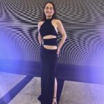 Nazlı Bulum Instagram - Bu özel gecede ödül takdim etmek çok kıymetliydi, nice 25 yıllara! @sadrialisikodulleri Elbisem tabiiiii ki @violaandvesper size bayılıyorum teşekkür ederim 🖤 @talentco.tr the team 💫
