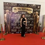 Nazlı Bulum Instagram - Bu özel gecede ödül takdim etmek çok kıymetliydi, nice 25 yıllara! @sadrialisikodulleri Elbisem tabiiiii ki @violaandvesper size bayılıyorum teşekkür ederim 🖤 @talentco.tr the team 💫