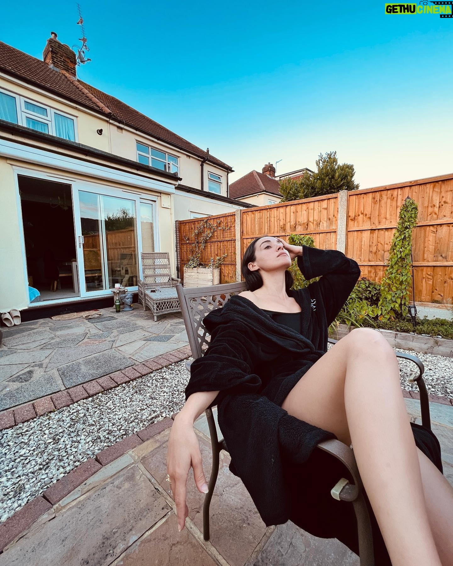 Nazlı Pınar Kaya - 7.6K Likes - Sabah güneşleniyordum,şuan polar sabahlıklayım.Londra’nın havasını soranlara bildiriyorum.Actually, it's perfect for me.🦭
📸 @ismailoral 🤍