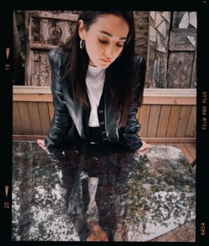 Nazlı Pınar Kaya Instagram - Anlat.🪞