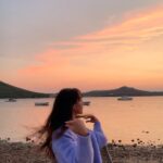 Nazlı Pınar Kaya Instagram - ‘günün en güzel saatleri bunlar’ yaz akşamları hırkaya sarılmayı severim.Yaz akşamlarını severim.Rüzgarın yüzüme dokunması her şey yolunda gibi hissettirir.Deniz dönüşlerinde çantamdan dökülen kum tanelerini,güneş yağının kokusunu,ayaklarım yandığı için denize koşar adım girmeyi severim.Tüm kış beklediğim günleri,denizi izleyerek şükran duymayı,arkadaşlarımla balkon sohbetlerini,kamp sandalyesini sırtlayıp sahile kurulmayı,sonsuza kadar mutlu hissettirecek anılarımı çantama atmayı,tüm kış gülümseyerek hatırlamayı.Arabanın içine günışığının vuruşunu izlediğim yolculuklarda arkada çalan parçayla hayallere dalmayı,karpuzu,terliklerimi, yanaklarımın gülmekten ağrımasını severim.Hayatım boyunca boş durduğum anlarda kendimi hep huzursuz hissetmişimdir illa bir şey okumalıyım,yeni bir şey izlemeli yeni bir şey öğrenmeliyim ama yaz geldiğinde bu hissin kısa bir süre de olsa buharlaşması arkama yaslanıp hayatın tadını çıkarmayı,koşturmak zorunda olmadığımı farketmeyi seviyorum.Yaz.Bu kelimenin her köşesini seviyorum.Mutlu anları farketmemiz ve çoğaltmamız dileğiyle..🐚