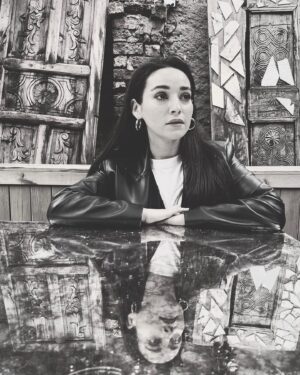 Nazlı Pınar Kaya Instagram - Yanılsama; ‘içinden sular geçiyor erimiş cam’ 
📷 @melicieuse
