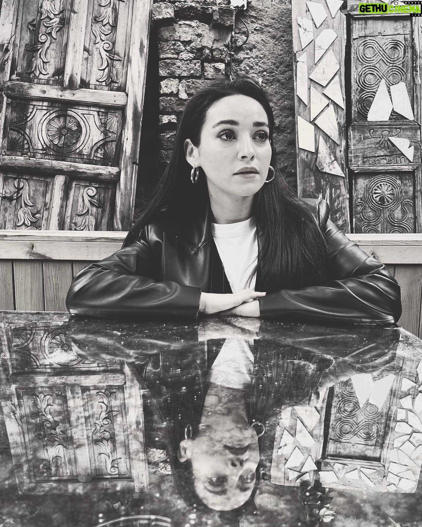 Nazlı Pınar Kaya - 10.2K Likes - Yanılsama; ‘içinden sular geçiyor erimiş cam’
📷 @melicieuse