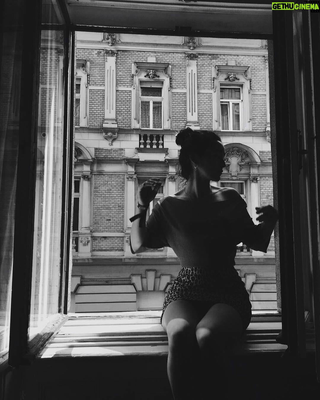 Nazlı Pınar Kaya Instagram - Leon-Surround me🎵 🦋 @oykudemiral