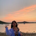 Nazlı Pınar Kaya Instagram - ‘günün en güzel saatleri bunlar’ yaz akşamları hırkaya sarılmayı severim.Yaz akşamlarını severim.Rüzgarın yüzüme dokunması her şey yolunda gibi hissettirir.Deniz dönüşlerinde çantamdan dökülen kum tanelerini,güneş yağının kokusunu,ayaklarım yandığı için denize koşar adım girmeyi severim.Tüm kış beklediğim günleri,denizi izleyerek şükran duymayı,arkadaşlarımla balkon sohbetlerini,kamp sandalyesini sırtlayıp sahile kurulmayı,sonsuza kadar mutlu hissettirecek anılarımı çantama atmayı,tüm kış gülümseyerek hatırlamayı.Arabanın içine günışığının vuruşunu izlediğim yolculuklarda arkada çalan parçayla hayallere dalmayı,karpuzu,terliklerimi, yanaklarımın gülmekten ağrımasını severim.Hayatım boyunca boş durduğum anlarda kendimi hep huzursuz hissetmişimdir illa bir şey okumalıyım,yeni bir şey izlemeli yeni bir şey öğrenmeliyim ama yaz geldiğinde bu hissin kısa bir süre de olsa buharlaşması arkama yaslanıp hayatın tadını çıkarmayı,koşturmak zorunda olmadığımı farketmeyi seviyorum.Yaz.Bu kelimenin her köşesini seviyorum.Mutlu anları farketmemiz ve çoğaltmamız dileğiyle..🐚