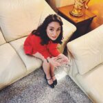 Nazlı Pınar Kaya Instagram - Ne kadar mutlu olduğumu fotoğraflardan anlayabilirsiniz zaten 🥹🎉 Kısa metraj ‘En iyi kadın oyuncu’ ödülü için @kocaeliuff ‘ne, destekçim,abim @adusenkalkar ‘a ve güzelim,yönetmenim @tugcesariyilmaz ‘a çok teşekkür ederim.💞